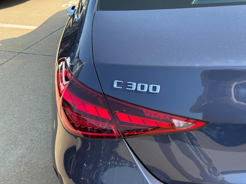 Mercedes-Benz C-Class Vehicle Full-screen Gallery Image 4
