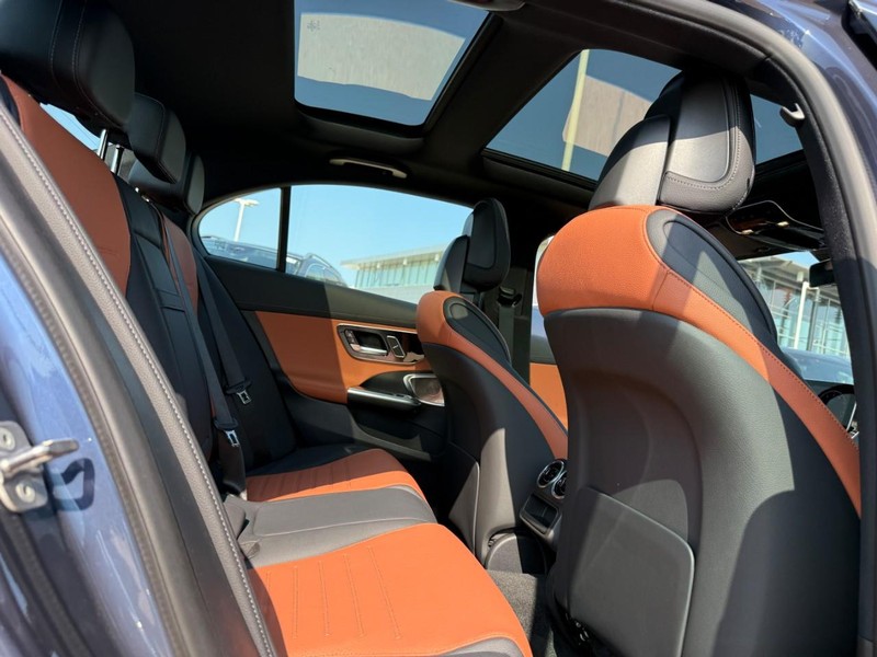 Mercedes-Benz C-Class Vehicle Full-screen Gallery Image 7