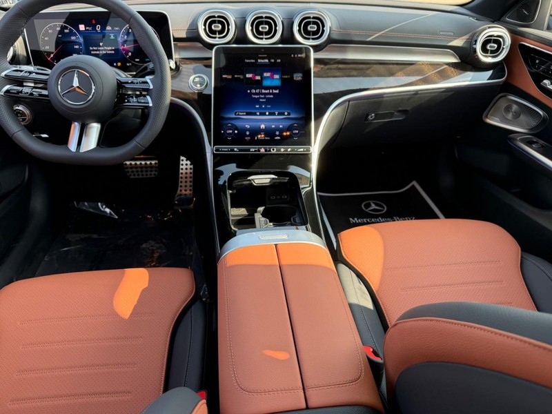 Mercedes-Benz C-Class Vehicle Full-screen Gallery Image 8