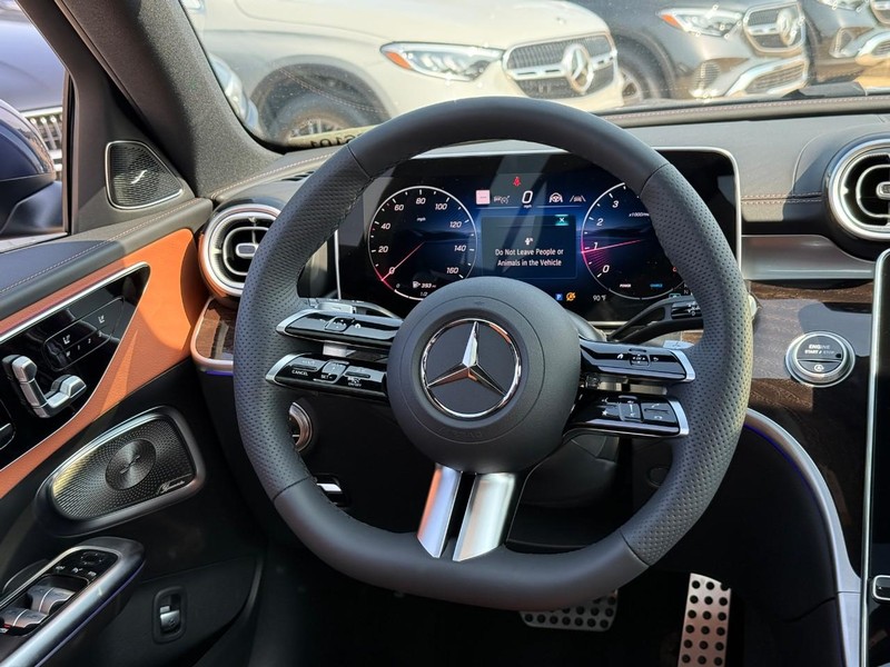 Mercedes-Benz C-Class Vehicle Full-screen Gallery Image 9