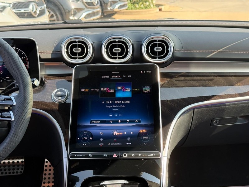 Mercedes-Benz C-Class Vehicle Full-screen Gallery Image 10
