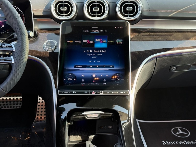 Mercedes-Benz C-Class Vehicle Full-screen Gallery Image 11