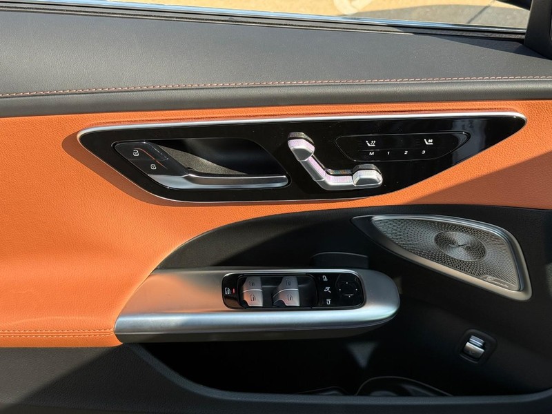 Mercedes-Benz C-Class Vehicle Full-screen Gallery Image 12