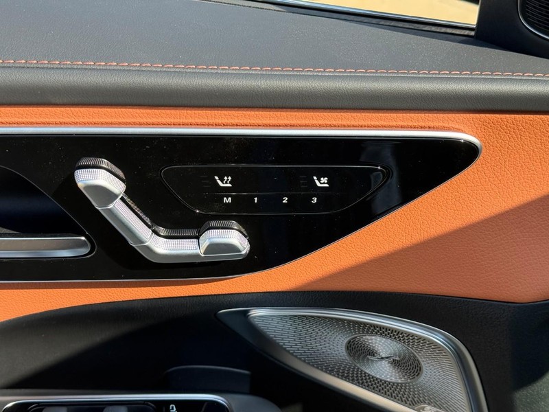 Mercedes-Benz C-Class Vehicle Full-screen Gallery Image 13
