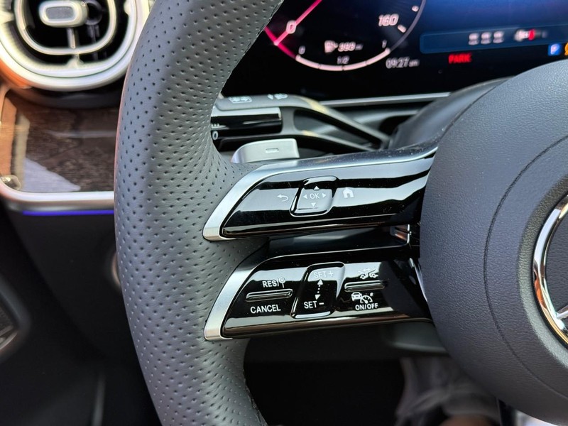 Mercedes-Benz C-Class Vehicle Full-screen Gallery Image 15