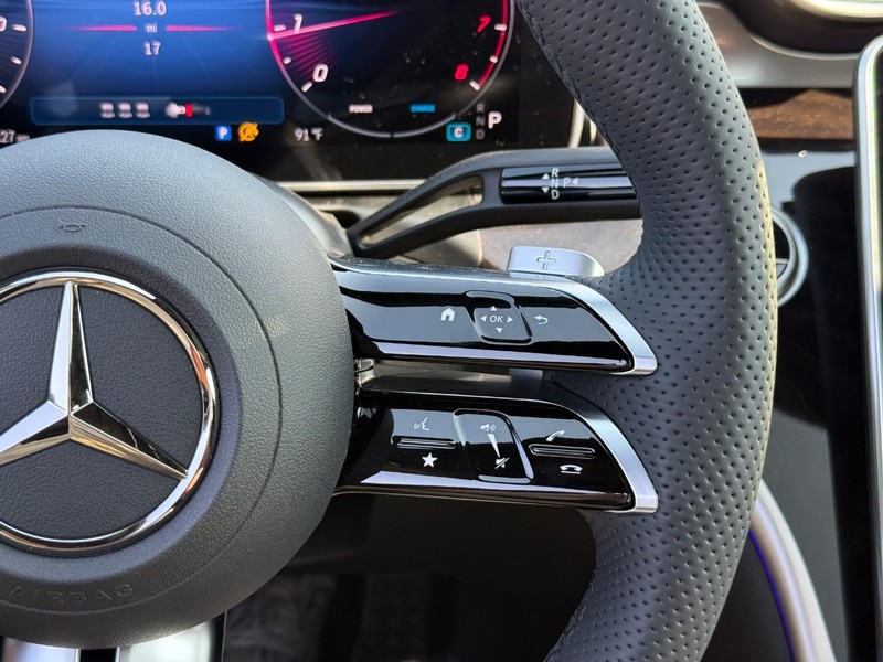 Mercedes-Benz C-Class Vehicle Full-screen Gallery Image 16