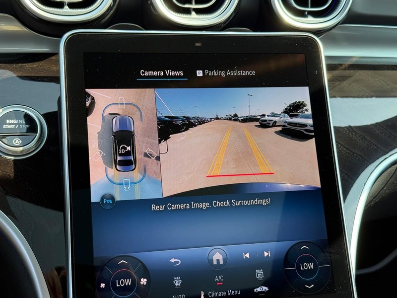 Mercedes-Benz C-Class Vehicle Full-screen Gallery Image 17