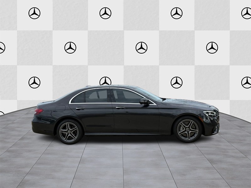 Mercedes-Benz E-Class Vehicle Full-screen Gallery Image 02