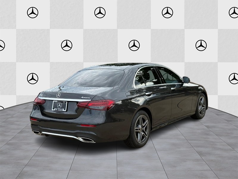 Mercedes-Benz E-Class Vehicle Full-screen Gallery Image 03