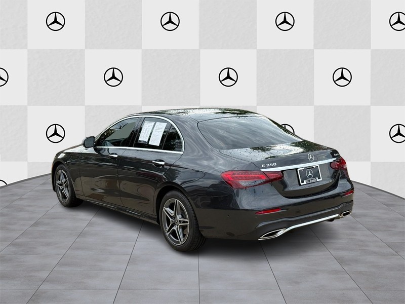 Mercedes-Benz E-Class Vehicle Full-screen Gallery Image 04