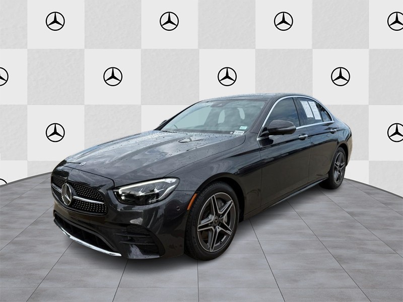 Mercedes-Benz E-Class Vehicle Full-screen Gallery Image 05
