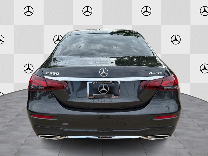 Mercedes-Benz E-Class Vehicle Full-screen Gallery Image 06