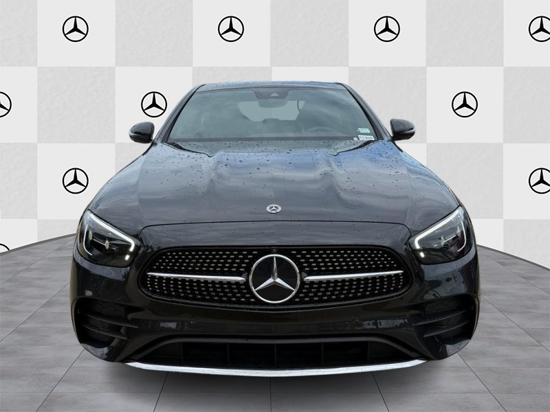 Mercedes-Benz E-Class Vehicle Full-screen Gallery Image 07