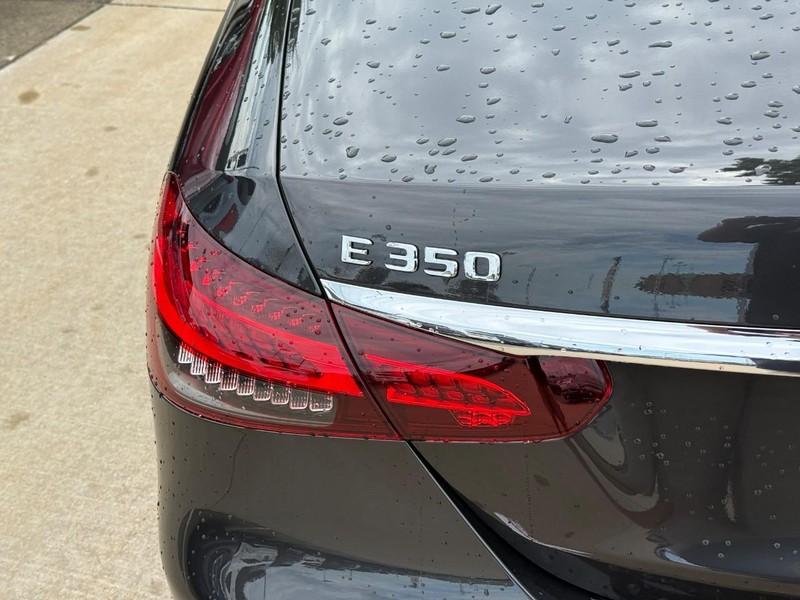 Mercedes-Benz E-Class Vehicle Full-screen Gallery Image 10