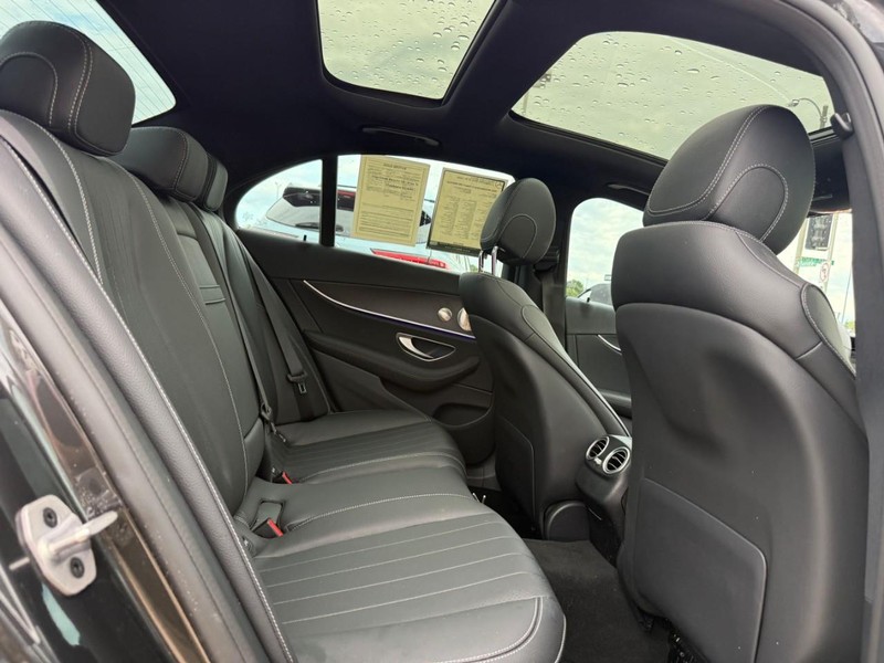 Mercedes-Benz E-Class Vehicle Full-screen Gallery Image 12