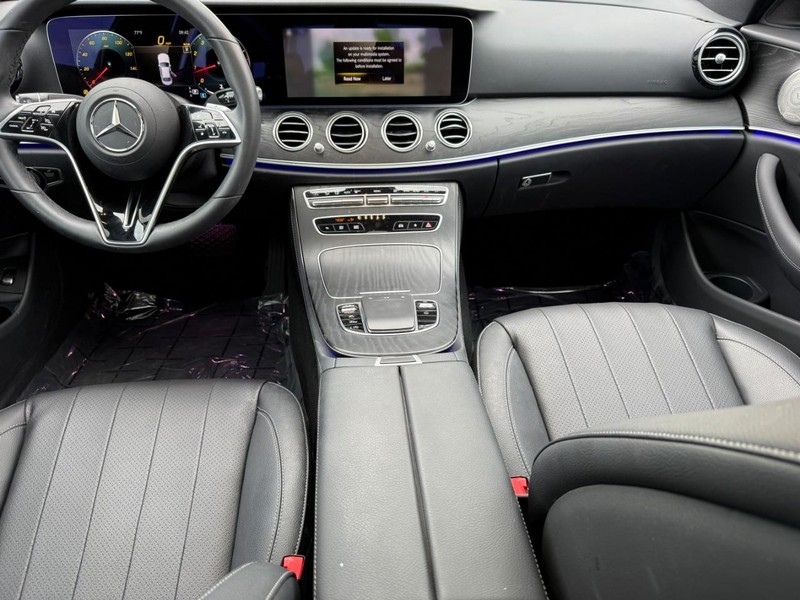 Mercedes-Benz E-Class Vehicle Full-screen Gallery Image 13