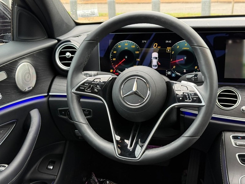Mercedes-Benz E-Class Vehicle Full-screen Gallery Image 14