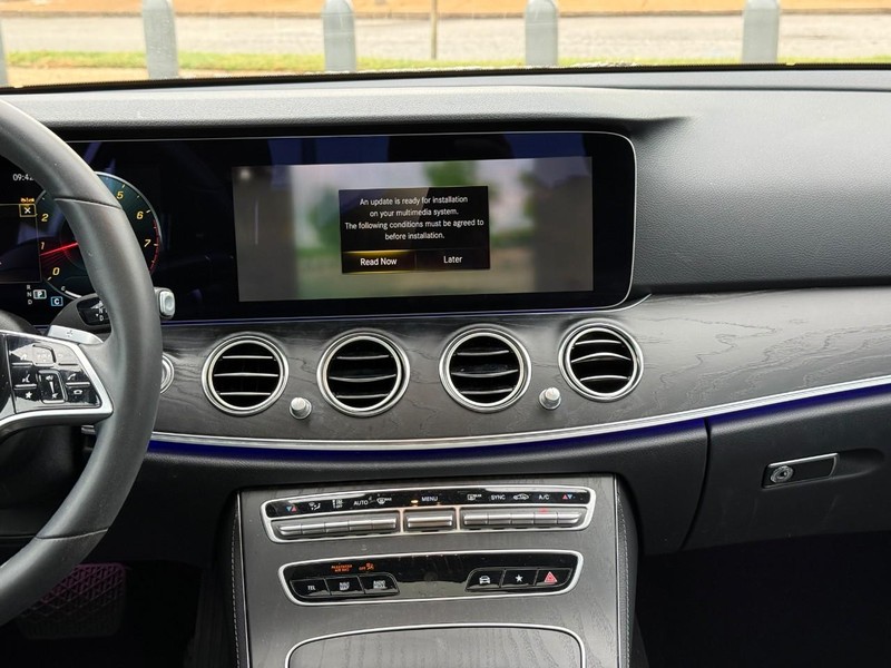 Mercedes-Benz E-Class Vehicle Full-screen Gallery Image 15