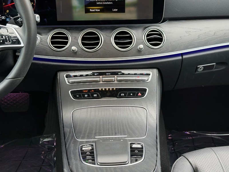 Mercedes-Benz E-Class Vehicle Full-screen Gallery Image 16