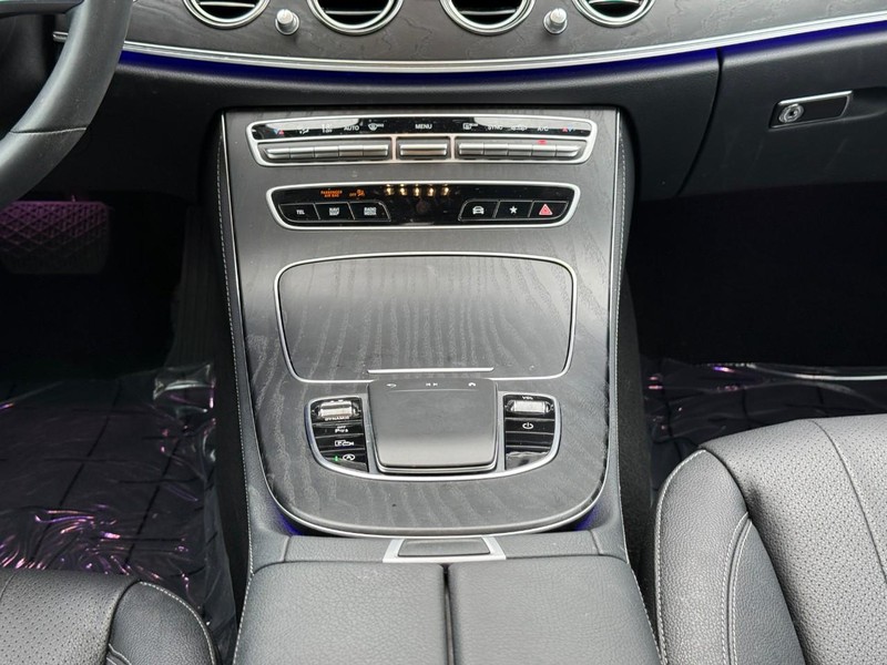 Mercedes-Benz E-Class Vehicle Full-screen Gallery Image 17