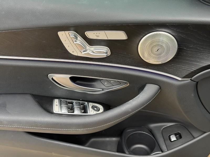 Mercedes-Benz E-Class Vehicle Full-screen Gallery Image 18