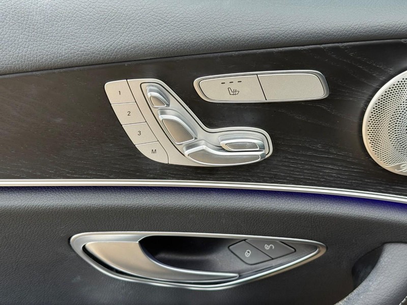 Mercedes-Benz E-Class Vehicle Full-screen Gallery Image 19
