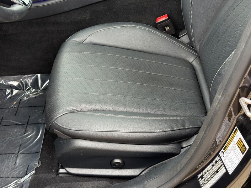 Mercedes-Benz E-Class Vehicle Full-screen Gallery Image 20