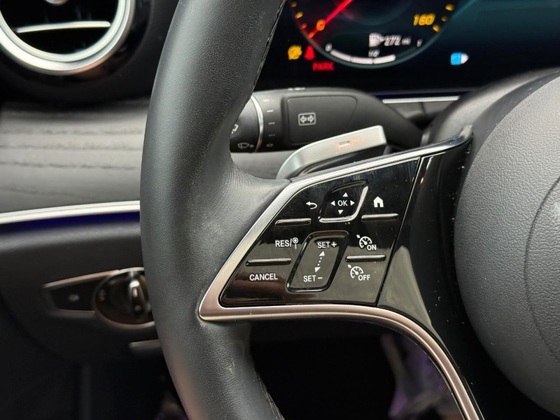 Mercedes-Benz E-Class Vehicle Full-screen Gallery Image 22
