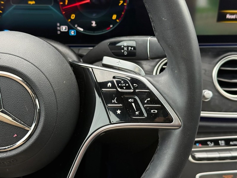 Mercedes-Benz E-Class Vehicle Full-screen Gallery Image 23