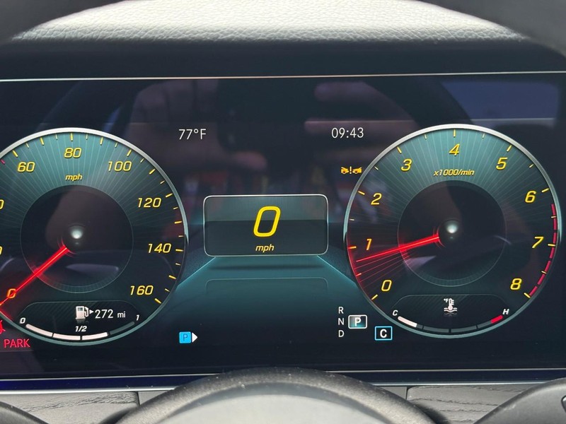 Mercedes-Benz E-Class Vehicle Full-screen Gallery Image 24