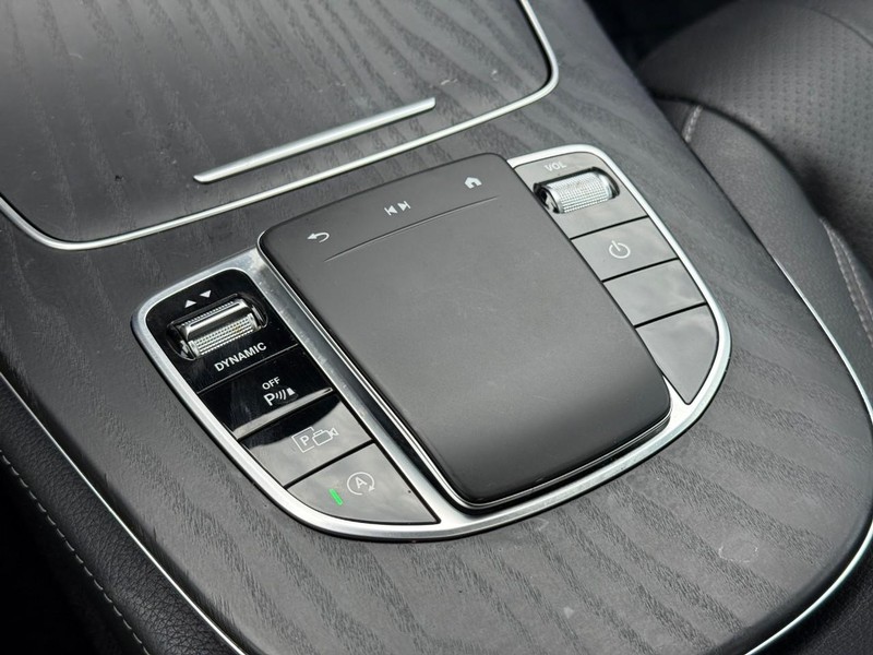 Mercedes-Benz E-Class Vehicle Full-screen Gallery Image 25