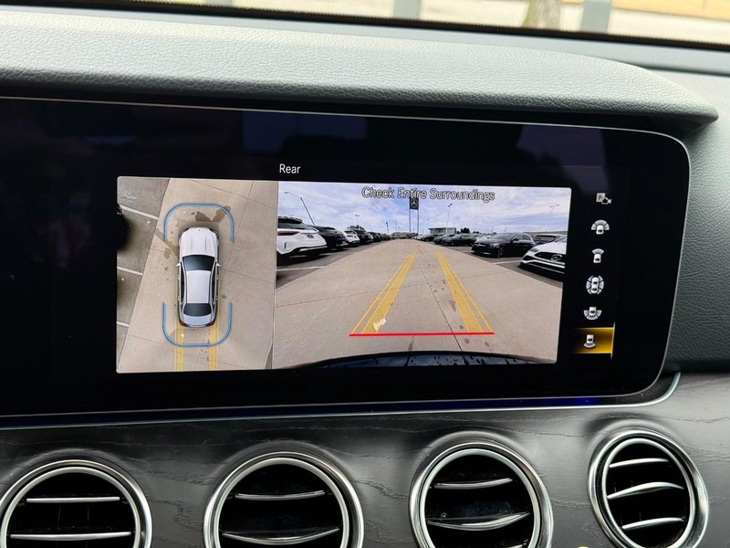 Mercedes-Benz E-Class Vehicle Full-screen Gallery Image 26