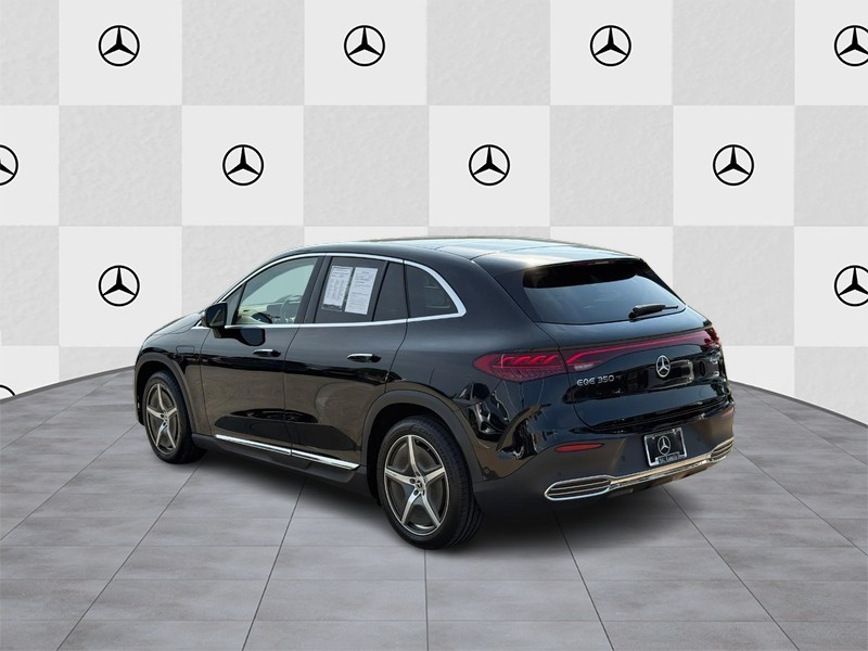Mercedes-Benz EQE Vehicle Full-screen Gallery Image 04