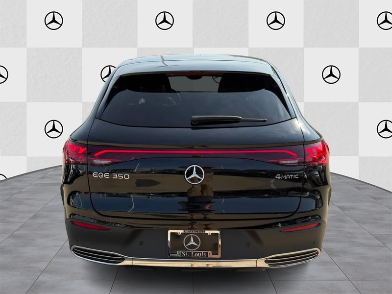 Mercedes-Benz EQE Vehicle Full-screen Gallery Image 06