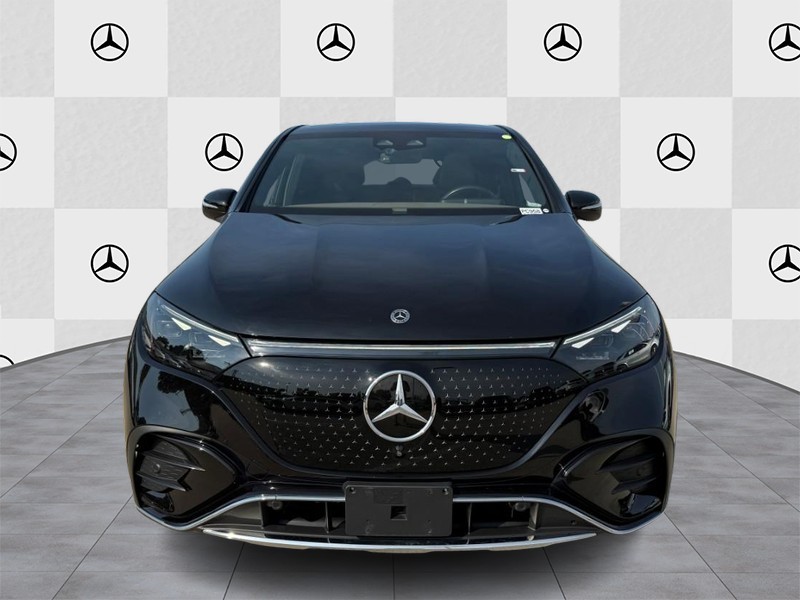 Mercedes-Benz EQE Vehicle Full-screen Gallery Image 07