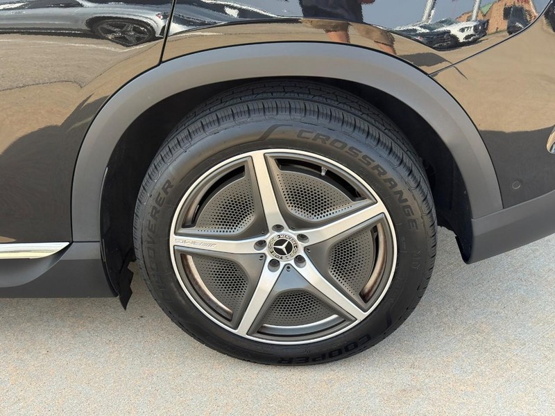 Mercedes-Benz EQE Vehicle Full-screen Gallery Image 09