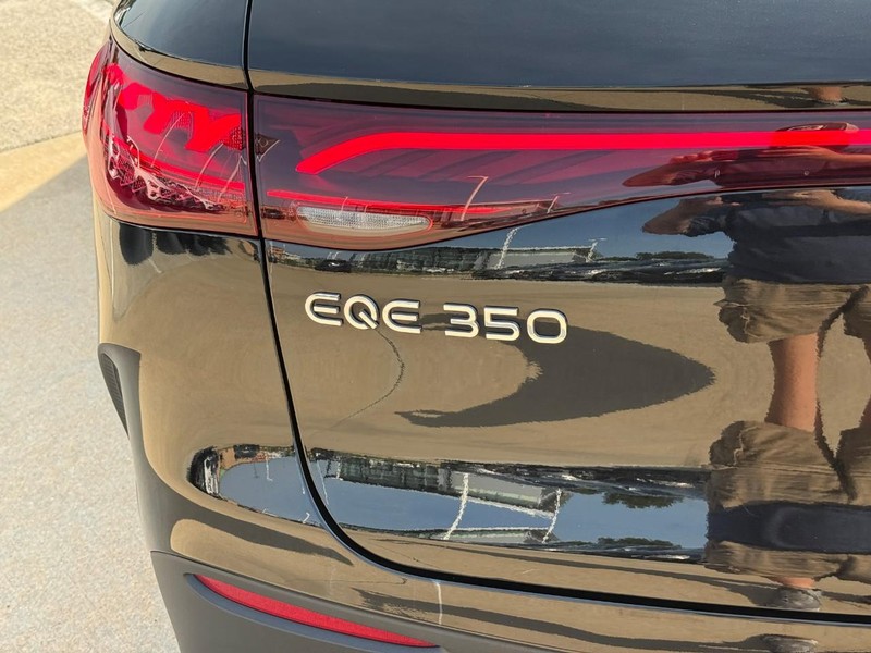 Mercedes-Benz EQE Vehicle Full-screen Gallery Image 10