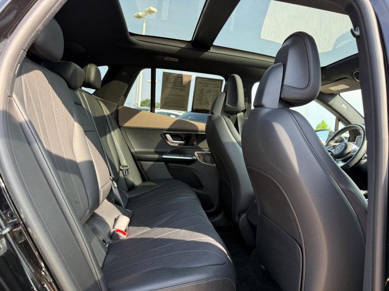 Mercedes-Benz EQE Vehicle Full-screen Gallery Image 12