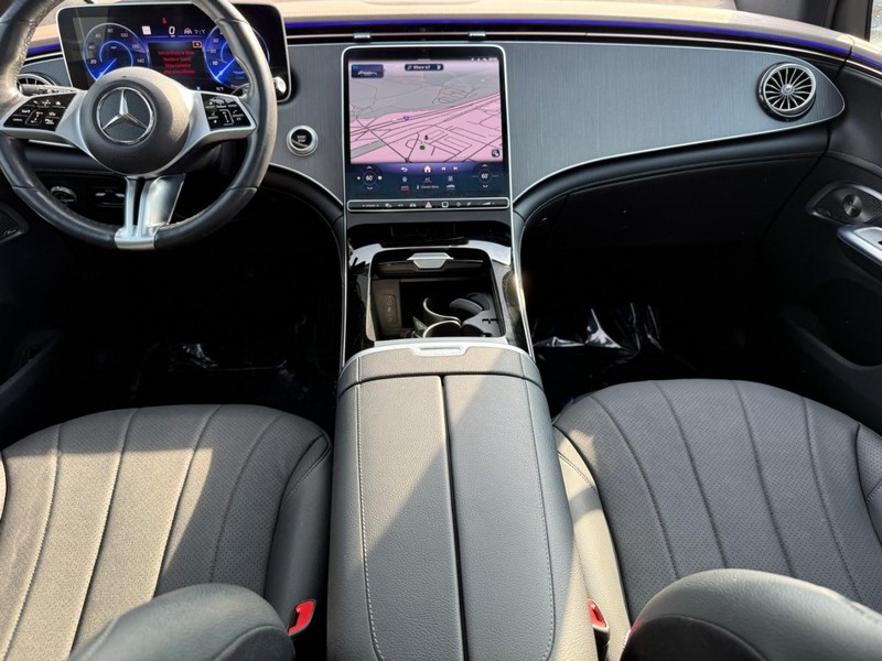 Mercedes-Benz EQE Vehicle Full-screen Gallery Image 13