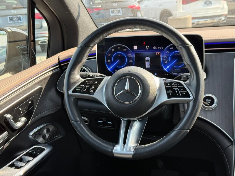 Mercedes-Benz EQE Vehicle Full-screen Gallery Image 14