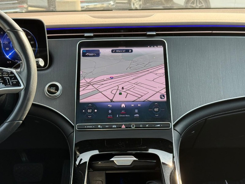 Mercedes-Benz EQE Vehicle Full-screen Gallery Image 15