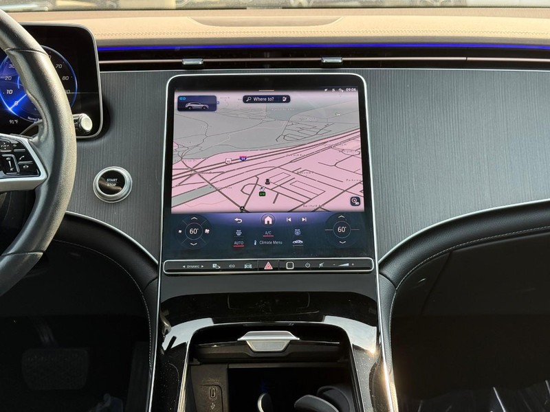 Mercedes-Benz EQE Vehicle Full-screen Gallery Image 16