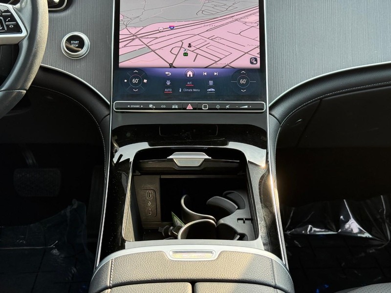 Mercedes-Benz EQE Vehicle Full-screen Gallery Image 17
