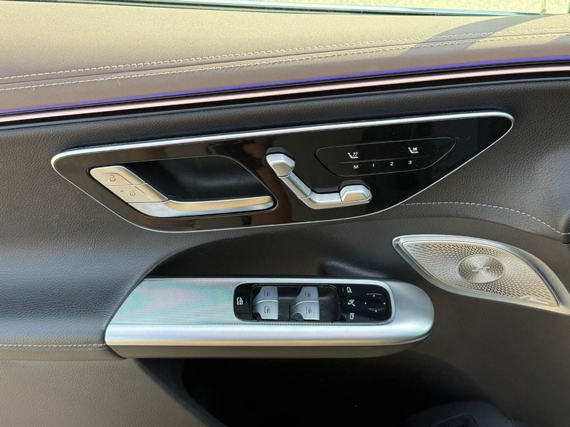 Mercedes-Benz EQE Vehicle Full-screen Gallery Image 18
