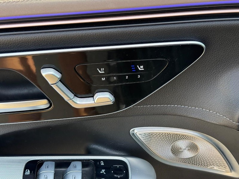 Mercedes-Benz EQE Vehicle Full-screen Gallery Image 19
