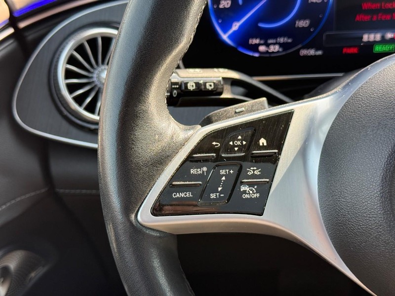 Mercedes-Benz EQE Vehicle Full-screen Gallery Image 21