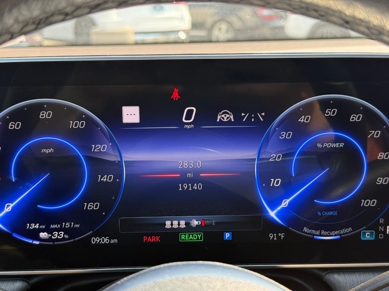 Mercedes-Benz EQE Vehicle Full-screen Gallery Image 23