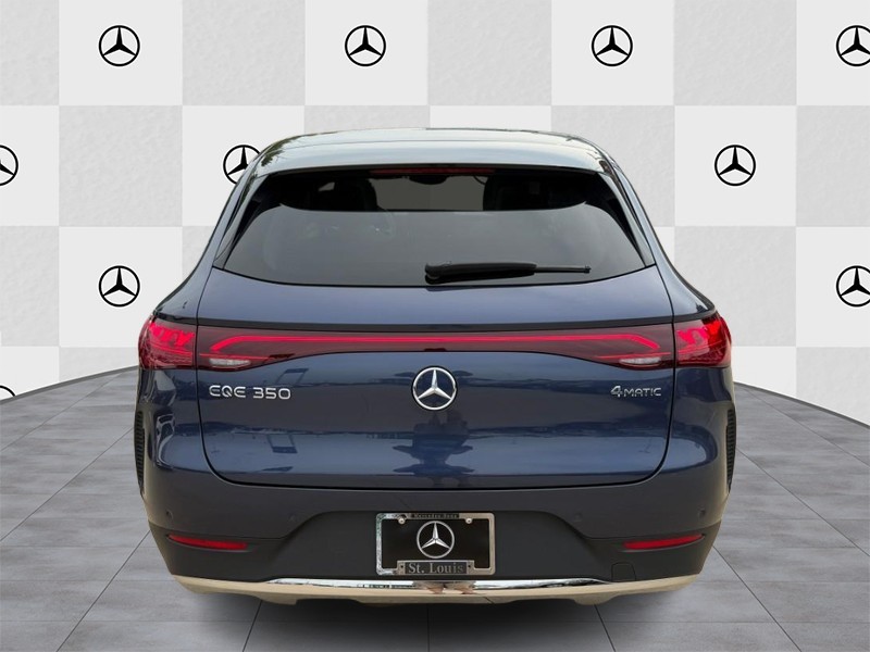 Mercedes-Benz EQE Vehicle Full-screen Gallery Image 06