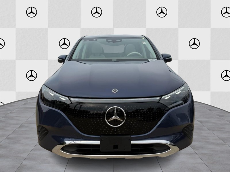 Mercedes-Benz EQE Vehicle Full-screen Gallery Image 07