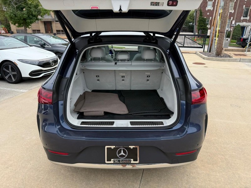 Mercedes-Benz EQE Vehicle Full-screen Gallery Image 08